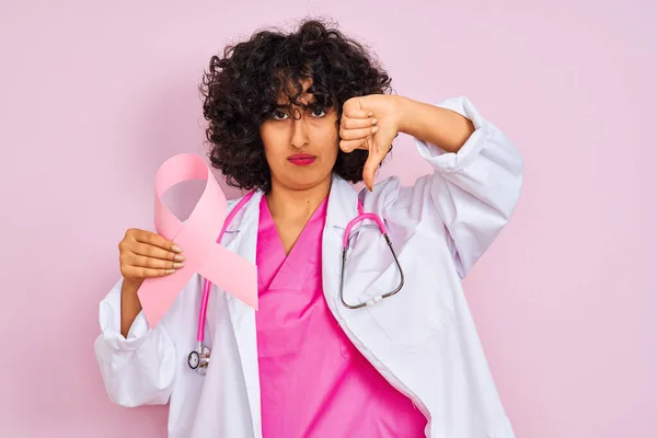 Junge Arabische Ärztin Mit Lockigem Haar Krebsband Über Isoliertem Rosa — Stockfoto