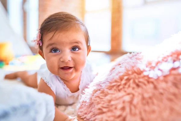 Schöner Säugling Freut Sich Kindergarten Über Buntes Spielzeug — Stockfoto