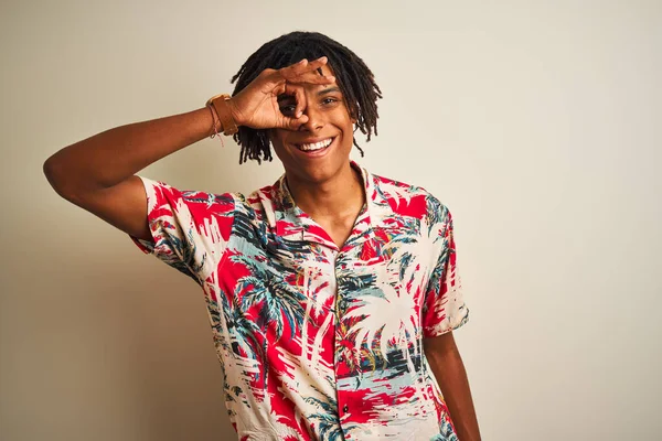 Afro Hombre Con Rastas Vacaciones Con Camisa Verano Sobre Fondo — Foto de Stock