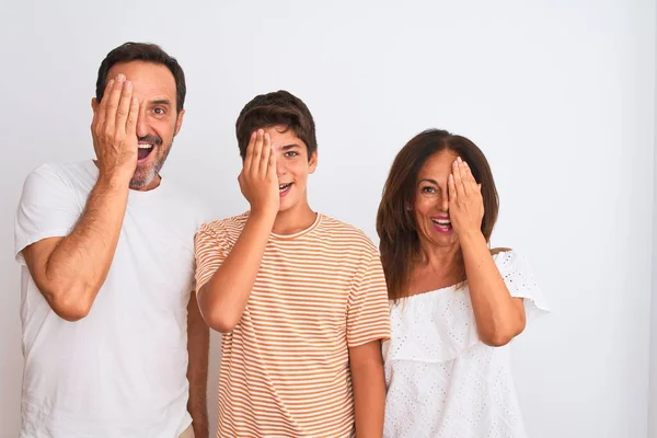 Dreiköpfige Familie Mutter Vater Und Sohn Vor Weißem Isoliertem Hintergrund — Stockfoto