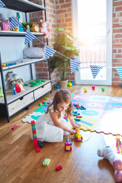 Entzückendes Blondes Kleinkind Spielt Kindergarten Mit Zug Spielzeug Jede Menge — Stockfoto
