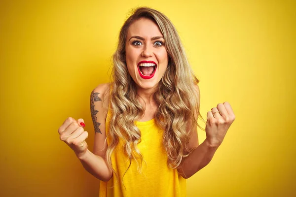 Mujer Hermosa Joven Con Camiseta Pie Sobre Fondo Aislado Amarillo — Foto de Stock