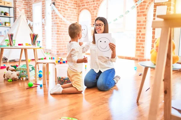 Bella Psiychologist Bambino Che Terapia Intorno Sacco Giocattoli All Asilo — Foto Stock