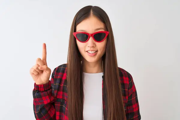 Jovem Chinesa Vestindo Jaqueta Casual Óculos Sol Sobre Fundo Branco — Fotografia de Stock