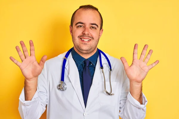 코트를 청진기를 의사가 자신있고 행복하게 웃으면서 손가락으로 손가락을 가리키는 — 스톡 사진