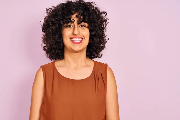 Mujer Árabe Joven Con Pelo Rizado Usando Camiseta Sobre Fondo —  Fotos de Stock