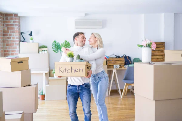 Young Beautiful Couple Moving Cardboard Boxes New Home — Stock Photo, Image