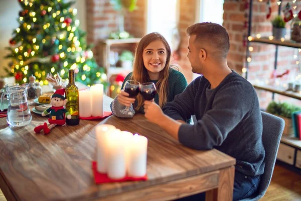 Junges Schönes Paar Das Glücklich Und Zuversichtlich Lächelt Anstoßen Mit — Stockfoto