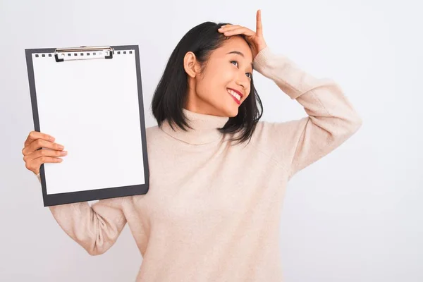 Jonge Chinese Inspecteur Vrouw Met Klembord Staande Geïsoleerde Witte Achtergrond — Stockfoto