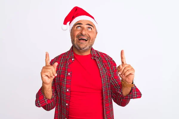 Hombre Mediana Edad Vistiendo Sombrero Santa Navidad Pie Sobre Fondo —  Fotos de Stock