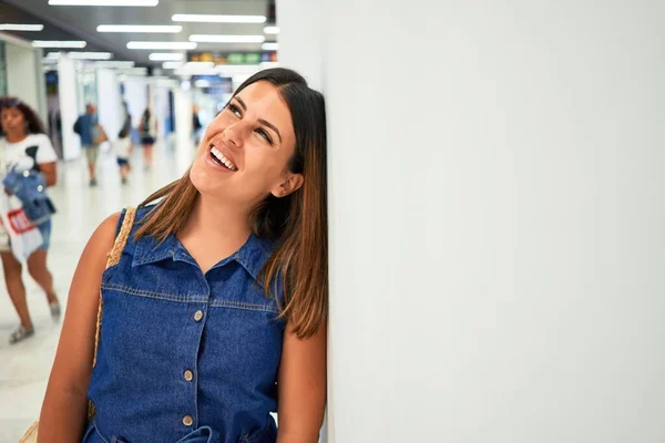 Młoda Kobieta Podróżnik Lotnisku Będzie Wakacjach Opierając Się Ścianie — Zdjęcie stockowe