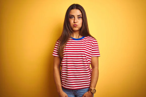 Mladá Krásná Žena Která Nosí Pruhovanou Košili Stojící Nad Izolovanými — Stock fotografie