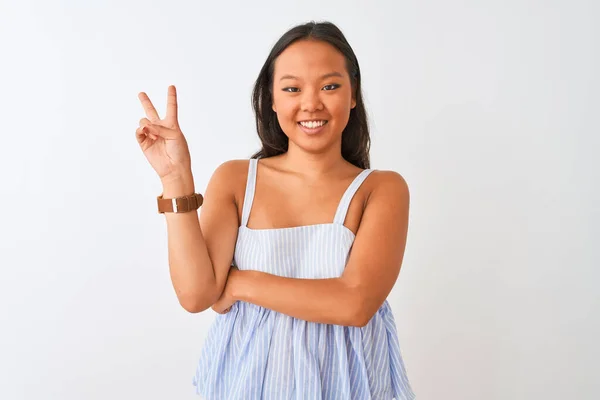 Junge Chinesin Lässigem Gestreiftem Kleid Die Vor Isoliertem Weißem Hintergrund — Stockfoto