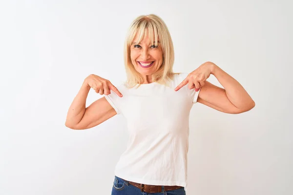 Frau Mittleren Alters Lässigem Shirt Das Vor Isoliertem Weißem Hintergrund — Stockfoto