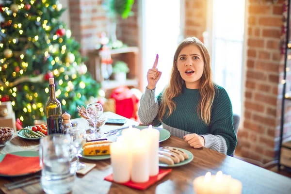 Jonge Mooie Vrouw Zit Eten Rond Kerstboom Thuis Wijzen Vinger — Stockfoto