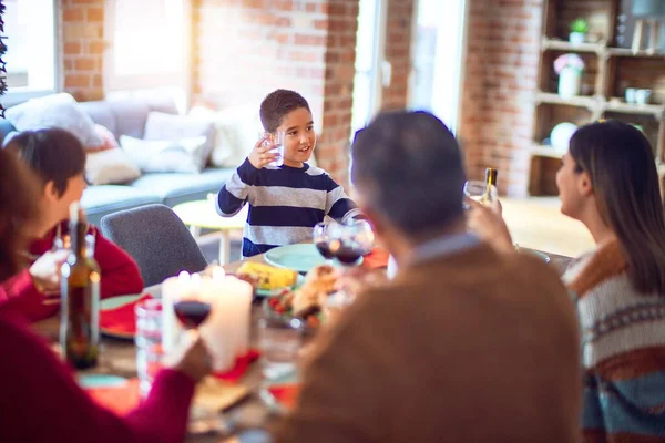 Vacker Familj Ler Glad Och Självsäker Småbarn Stående Håller Kopp — Stockfoto