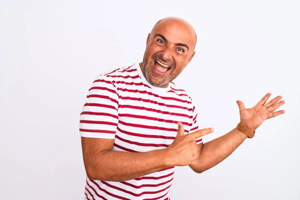 Hombre Guapo Mediana Edad Con Camiseta Rayas Pie Sobre Fondo —  Fotos de Stock