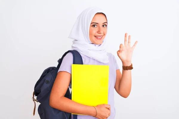 Studentessa Araba Che Indossa Hijab Zaino Tenendo Libro Sfondo Bianco — Foto Stock