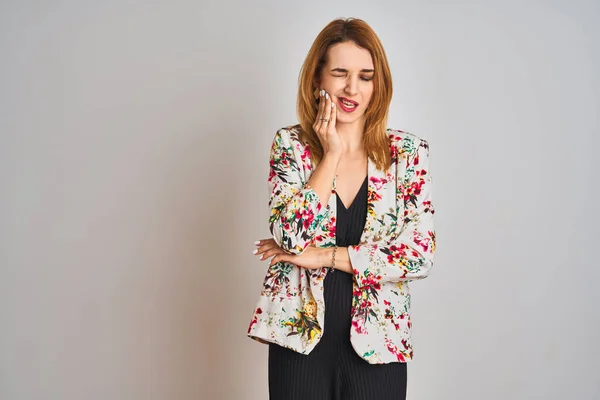Junge Kaukasische Geschäftsfrau Frühlingshaften Floralen Jackenanzug Über Isoliertem Hintergrund Berührt — Stockfoto