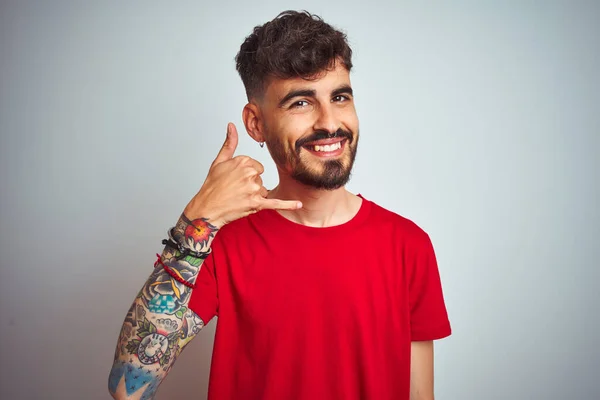 Mladý Muž Tetováním Červeném Tričku Stojící Nad Osamělým Bílým Pozadím — Stock fotografie