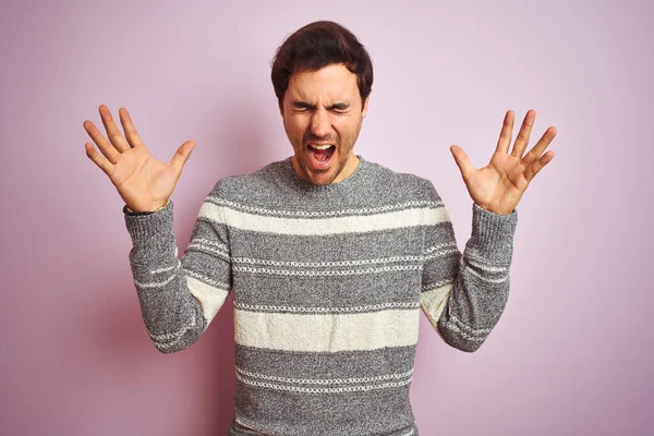 Junger Gutaussehender Mann Lässig Gestreiftem Pullover Der Vor Isoliertem Rosa — Stockfoto