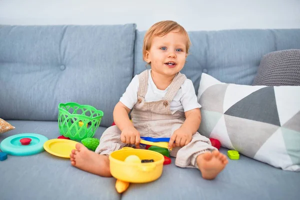 Entzückendes Blondes Kleinkind Das Glücklich Auf Dem Sofa Sitzt Und — Stockfoto