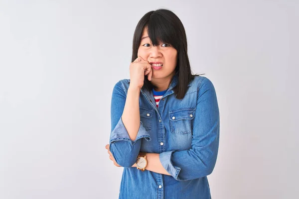 Mladá Krásná Číňanka Džínové Košili Přes Izolované Bílé Pozadí Vypadá — Stock fotografie