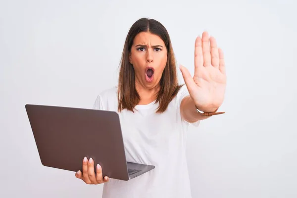 Hermosa Mujer Joven Que Trabaja Con Computadora Portátil Sobre Fondo — Foto de Stock