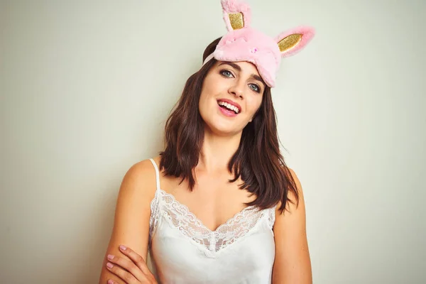 Joven Hermosa Mujer Con Pijama Máscara Pie Sobre Fondo Blanco —  Fotos de Stock