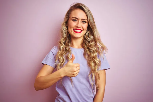 Mujer Hermosa Joven Con Camiseta Púrpura Pie Sobre Fondo Aislado — Foto de Stock