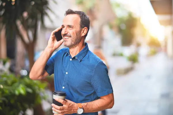 Middelbare Leeftijd Knappe Zakenman Staat Straat Praten Smartphone Drinken Afhalen — Stockfoto