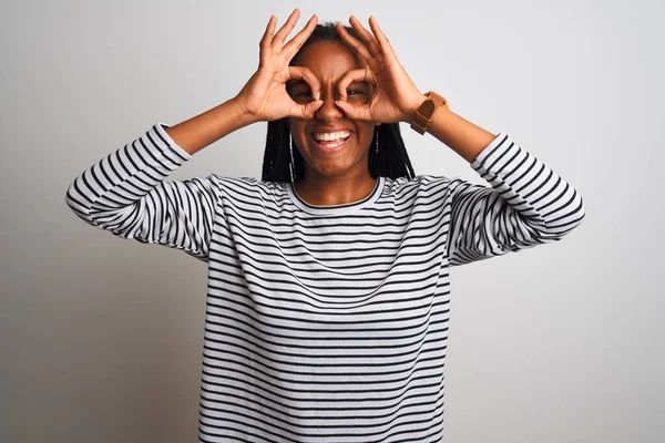 Jonge Afro Amerikaanse Vrouw Met Gestreept Shirt Een Geïsoleerde Witte — Stockfoto