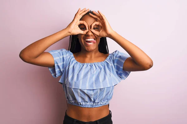 Afrikansk Amerikansk Kvinna Bär Randig Shirt Stående Över Isolerade Rosa — Stockfoto