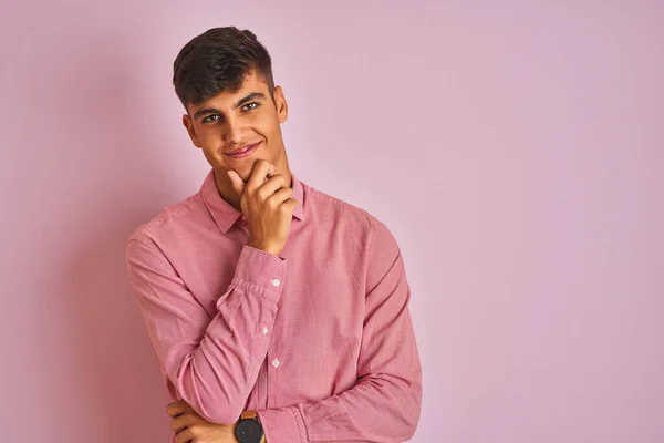 Mladý Indián Elegantní Košili Stojící Nad Izolovaným Růžovým Pozadím Sebevědomě — Stock fotografie