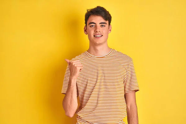 Adolescente Niño Vistiendo Camiseta Amarilla Sobre Fondo Aislado Sonriendo Con — Foto de Stock