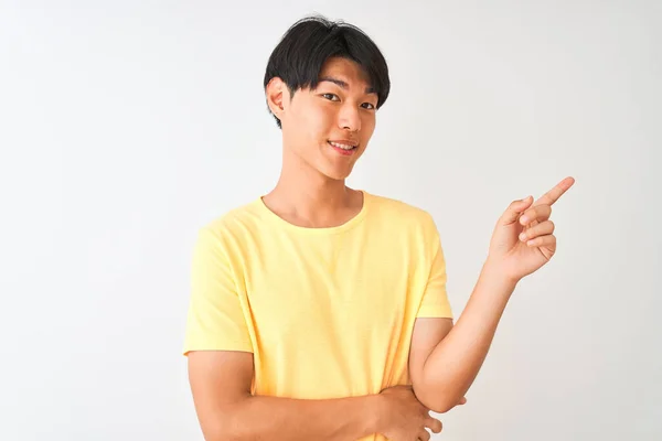 Homem Chinês Vestindo Camiseta Casual Amarela Sobre Fundo Branco Isolado — Fotografia de Stock