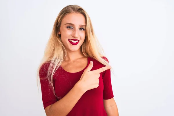 Νεαρή Όμορφη Γυναίκα Φορώντας Κόκκινο Shirt Στέκεται Πάνω Από Απομονωμένο — Φωτογραφία Αρχείου