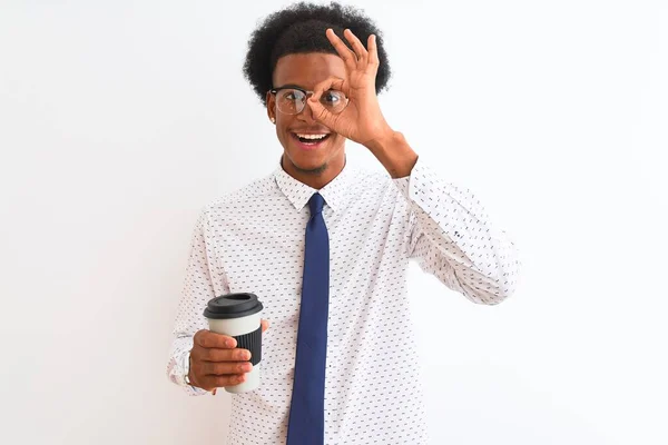 Jovem Empresário Afro Americano Bebendo Xícara Café Sobre Fundo Branco — Fotografia de Stock