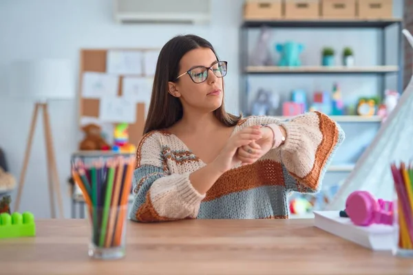 Joven Mujer Hermosa Maestra Con Suéter Gafas Sentadas Escritorio Jardín —  Fotos de Stock