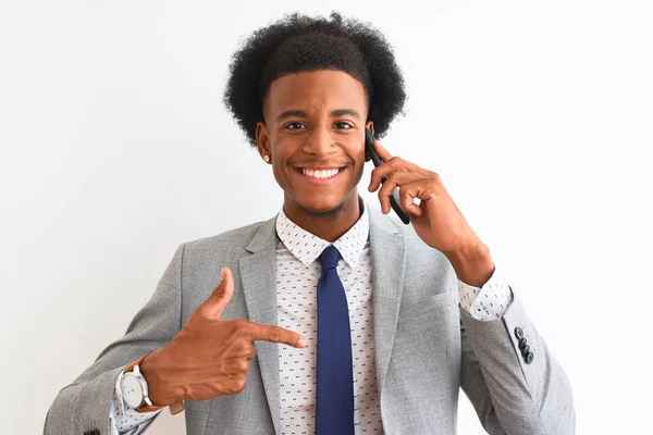 Αφροαμερικάνος Επιχειρηματίας Που Μιλάει Στο Smartphone Πάνω Από Απομονωμένο Λευκό — Φωτογραφία Αρχείου