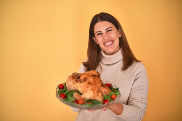 Young Beautiful Woman Smiling Proud Holding Thanksgiving Turkey Chicken Tray — Stock Photo, Image