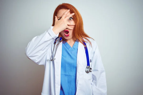 Ung Rödhårig Läkare Kvinna Med Stetoskop Över Vit Isolerad Bakgrund — Stockfoto