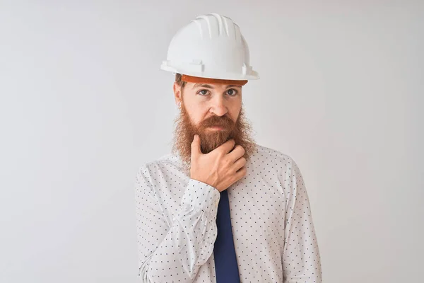 Joven Arquitecto Irlandés Pelirrojo Con Casco Seguridad Sobre Fondo Blanco —  Fotos de Stock