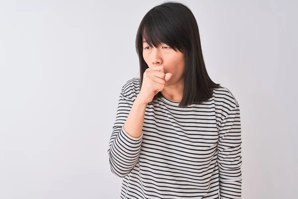 年轻美丽的中国女人穿着黑色条纹T恤 披着孤立的白色背景 感觉不舒服 咳嗽是感冒或支气管炎的症状 保健概念 — 图库照片