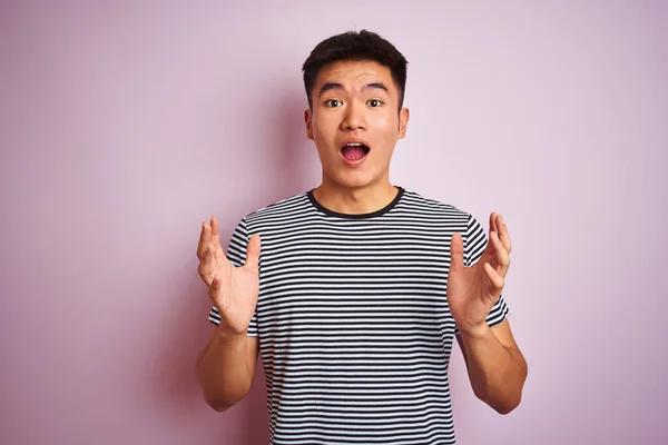 Jonge Aziatische Chinese Man Draagt Gestreepte Shirt Staan Geïsoleerde Roze — Stockfoto
