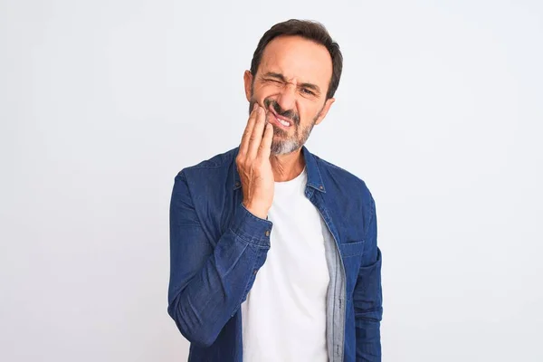 Hombre Guapo Mediana Edad Con Camisa Mezclilla Azul Pie Sobre —  Fotos de Stock