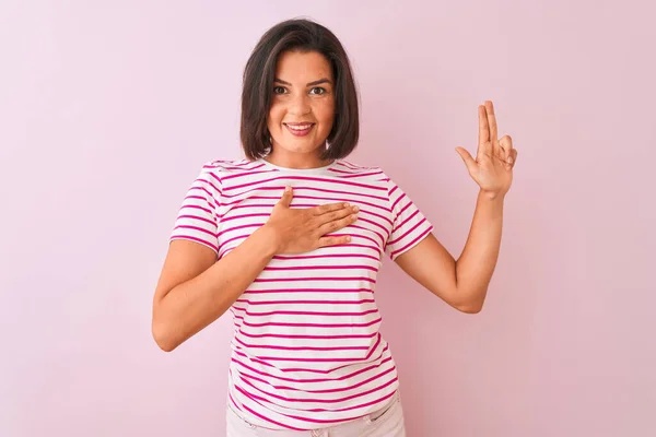 Jovem Mulher Bonita Vestindo Camiseta Listrada Sobre Fundo Rosa Isolado — Fotografia de Stock