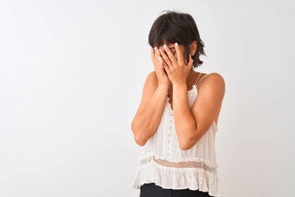 Giovane Bella Donna Indossa Estate Casual Shirt Piedi Sopra Isolato — Foto Stock