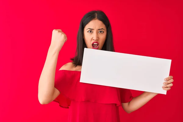 Young Beautiful Chinese Woman Holding Banner Standing Isolated Red Background — Stock Photo, Image