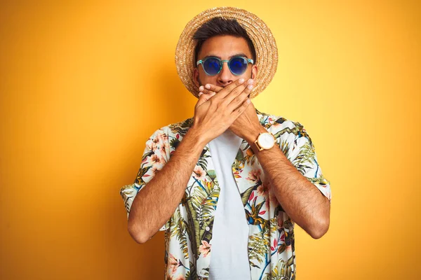 Homem Indiano Férias Vestindo Chapéu Camisa Floral Óculos Sol Sobre — Fotografia de Stock